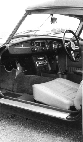 MG B (1972) - auf Wunsch mit Kopfstützen, Lenkrad und Schalthebel lederüberzogen