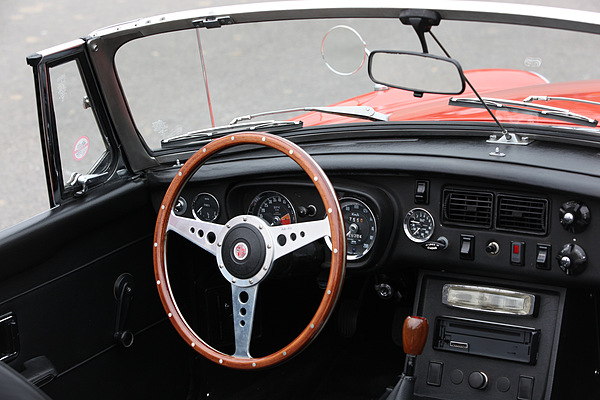 MG B (1972) - das ganze Interieur ist in Schwarz gehalten