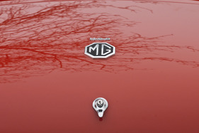 MG B (1972) - das klassische Markenzeichen auf dem Kofferraumdeckel