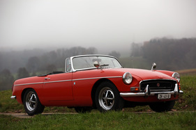 MG B (1972) - erst ab 1974 wurde die Linie durch die amerikanischen Gummi-Stossstangen verunstaltet