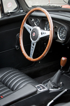 MG B (1972) - etwas Holz im ansonsten von Kunststoff dominierten Interieur