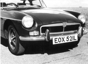 MG B (1972) - überarbeiteter Kühlergrille mit Wabenmuster - Fertigung teilweise aus Kunststoff