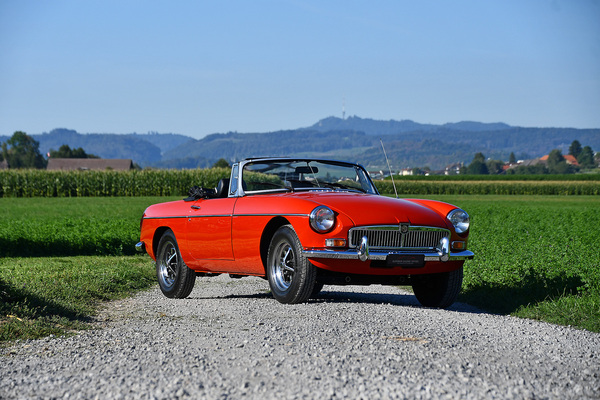 Bild: MG B (1976) - als Lot 124 an der Versteigerung der Oldtimer Galerie Toffen am 14. Oktober 2023 angeboten