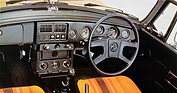 MG B (1978) - umfangreich angepasstes Interieur mit Vierspeichenlenkrad
