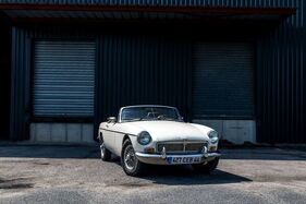 MG B (1980) - Lot 078 at the Artcurial Musée Automobile du Château de Vernon auction 2025