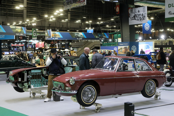 MG B GT (1965) - Schnittmodell der Earls Court Motor Show 1965 - Sonderschau 100 Jahre MG - Rétromobile Paris 2024