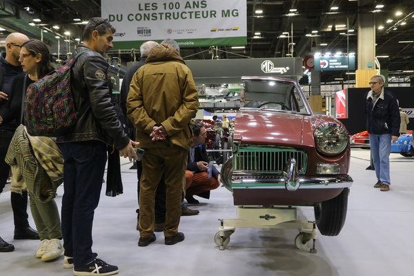MG B GT (1965) - Schnittmodell erregt viel Interesse - Sonderschau 100 Jahre MG - Rétromobile Paris 2024