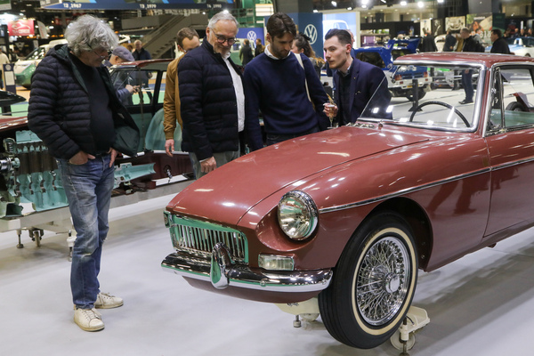 MG B GT (1965) - viel Interesse für Schnittmodell der Earls Court Motor Show 1965 - Sonderschau 100 Jahre MG - Rétromobile Paris 2024