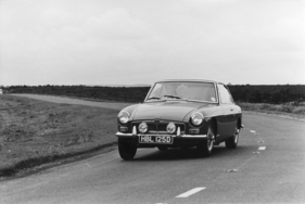 MG B GT (1966) - am Lenkrad sitzt Paddy Hopkirk