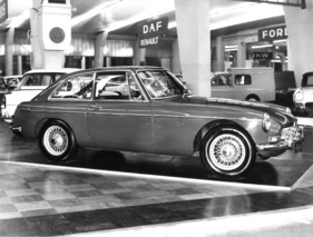 MG B GT (1966) - geschlossene Variante mit eleganter Linienführung - Genfer Autosalon 1966