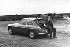 Bild: MG B GT (1966) - in der Pause wird eine Gauloise geraucht