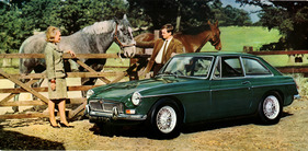 MG B GT (1968) - auch den Pferden scheint der Sportwagen zuzusagen, der B GT hatte deren 95 unter der Haube