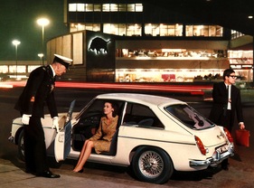 MG B GT (1968) - galant wird hier die Beifahrertüre geöffnet