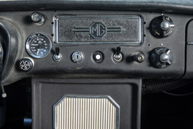 MG B GT (1970) - Platz für das Autoradio
