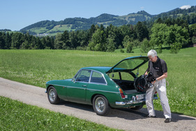MG B GT (1970) - eine tiefe Ladekante erleichtert das Ein- und Ausladen