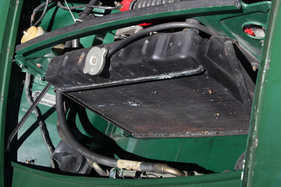 MG B GT (1970) - vorne war noch viel Platz für einen grösseren Motor, der ja auch kam