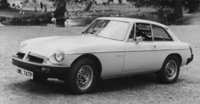 MG B GT V8 (1976) - auch die V8-Version gab's mit dem neuen Gummiboot-Look