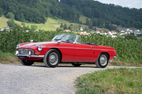 Image: MG B Roadster (1968) - as lot 77 at the "Classic Cars & Motorcycles" auction of the Oldtimer Gallery in Toffen on October 18, 2025