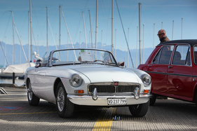 MG B - herrlich in Weiss vor dem Bootshafen - Swiss Classic British Car Meeting Morges 2017