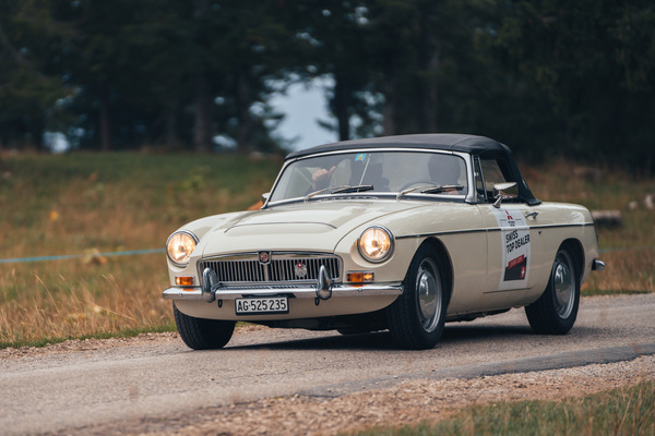 MG C Cabriolet unterwegs - Teil der Mietwagenflotte von Emil Frey Classics