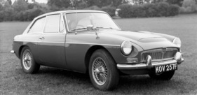 MG C GT (1967) - die Sechszylindermodelle sind am Buckel in der Haube zu erkennen