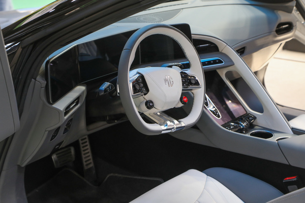 Bild MG Cybester (2024) - Cockpit - Rétromobile Paris 2024