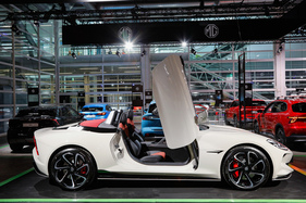 MG Cybester (2025) - der Elektro-Sportwagen trägt noch den traditionellen MG-Badge - 38. Auto Zürich 2025