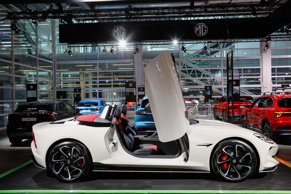 MG Cybester (2025) - der Elektro-Sportwagen trägt noch den traditionellen MG-Badge - 38. Auto Zürich 2025