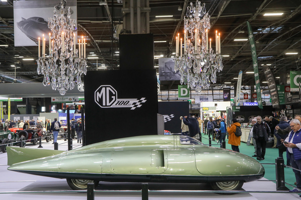 MG EX 181 (1957) - das Streben nach bestmöglicher Aerodynamik ist sofort sichtbar - Sonderschau 100 Jahre MG - Rétromobile Paris 2024