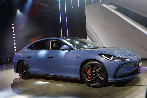 MG IM5 (2025) - neu auf dem Schweizer Markt - auf der "Media Stage" der 38. Auto Zürich 2025