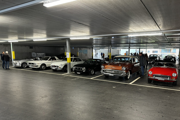 Bild: MG, Lancia und Chevrolet - Oldtimer in den überdachten Parkgeschossen des Catrina Resort - 5. Oldtimer Treff Survselva 2024