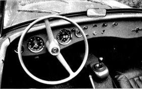 MG Midget (1962) - lediglich der Drehzahlmesser lässt das Cockpit sportlich erscheinen