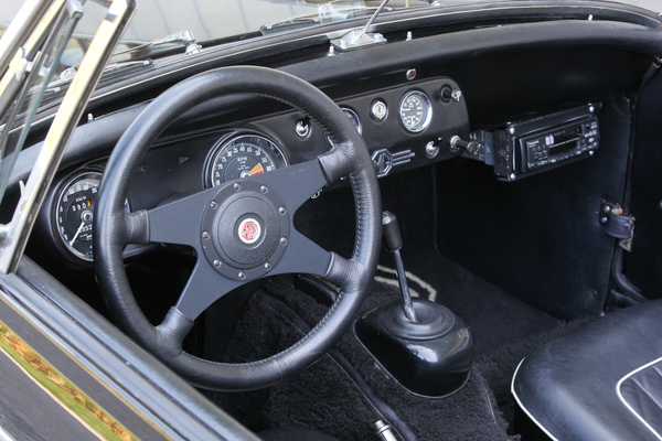 MG Midget (1964) - Lenkrad und Radio sind natürlich nicht ganz zeitgemäss