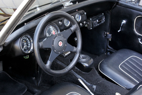 MG Midget (1964) - mit dem nachgerüsteten Moto-Lita-Lenkrad lässt sich der Midget gut kontrollieren