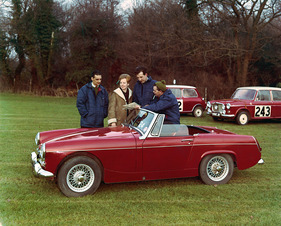 MG Midget Mk II (1964) – seltene Farbaufnahme zusammen mit den Minis der Rallye Monte-Carlo