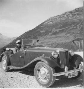 MG Midget Series TD (1950) - Fahrer mit Pfeife und Mütze, wie es sich gehört (1950)