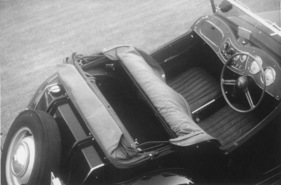 MG Midget Series TD (1950) - das Dach lässt sich herunterklappen und durch eine Persenning abdecken