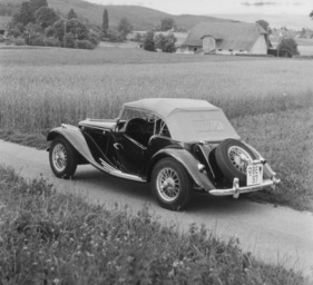 MG Midget Series TF (1954) - Ansicht von schräg hinten, Dach montiert, Seitenscheiben nicht aufgesetzt