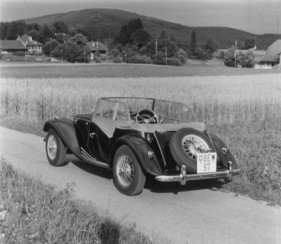 MG Midget Series TF (1954) - Heckansicht mit geschlossenen Seitenscheiben