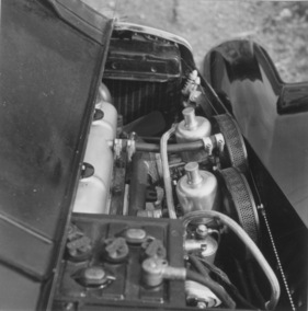 MG Midget Series TF (1954) - Motorhaube rechts offen - zwei SU-Vergaser