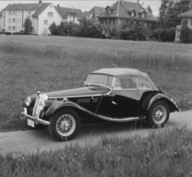 MG Midget Series TF (1954) - Seitenansicht mit geschlossenem Dach und Seitenscheiben