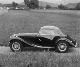 MG Midget Series TF (1954) - Silhouette des mit Speichenrädern ausgerüsteteten Testwagens