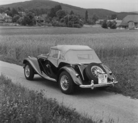 MG Midget Series TF (1954) - bereit für einen Regenguss, alles geschlossen