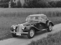 MG Midget Series TF (1954) - dieses Bild wurde 1954 nachbeabeitet, es zeigt den Wagen von schräg vorne mit geschlossenem Dach und Seitenscheiben