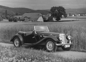 MG Midget Series TF (1954) - für den Zeitungsdruck nachbearbeites Foto des Wagens von schräg vorne (1954)