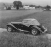 MG Midget Series TF (1954) - geschlossenes Dach und Fenster, von schräg hinten gesehen