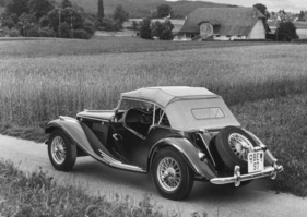 MG Midget Series TF (1954) - im Jahre 1954 nachbearbeitetes Foto mit montierten Seitenscheiben, aber ohne Dach