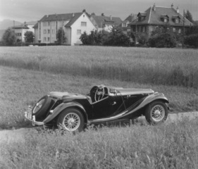 MG Midget Series TF (1954) - mit heruntergeklappter Frontscheibe von rechts gesehen