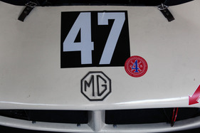 MG Mistral (1956) - das MG-Markenzeichen auf dem Bug