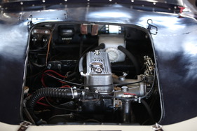 MG Mistral (1956) - der Motor passt knapp unter die Haube